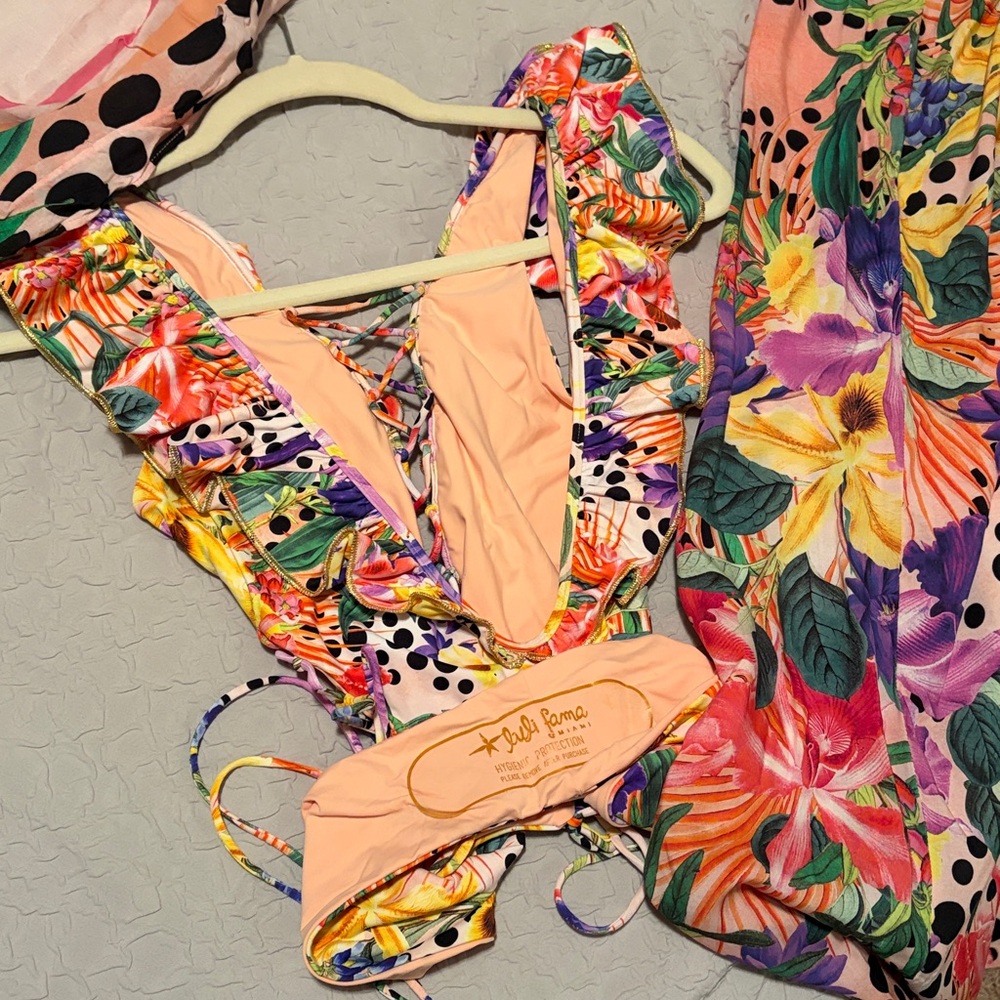 Luli Fama SHOCKING FLORALS.
Swimsuit
Pareo
Cover up
Limited print - Picture 9 of 12